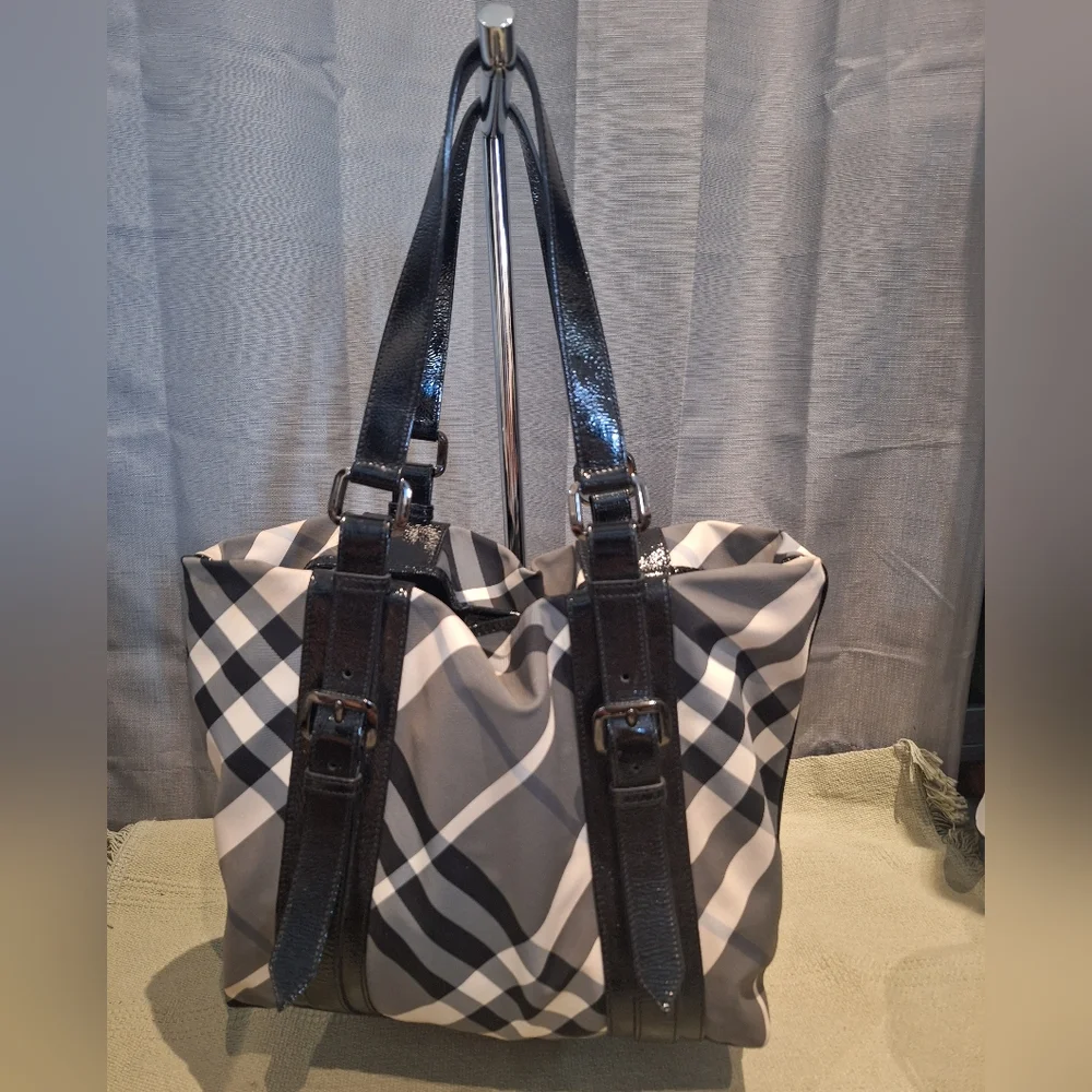 Burberry Victoria Black And White Nova Check Tote/bag